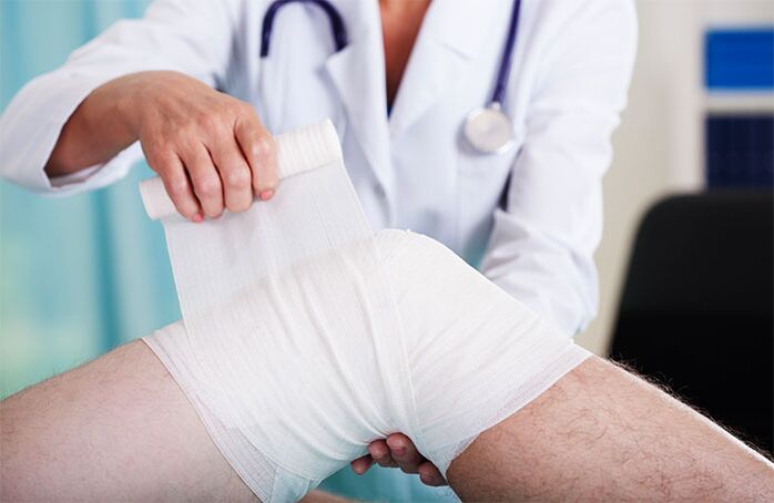 Il medico collega l'articolazione del ginocchio con l'artrosi